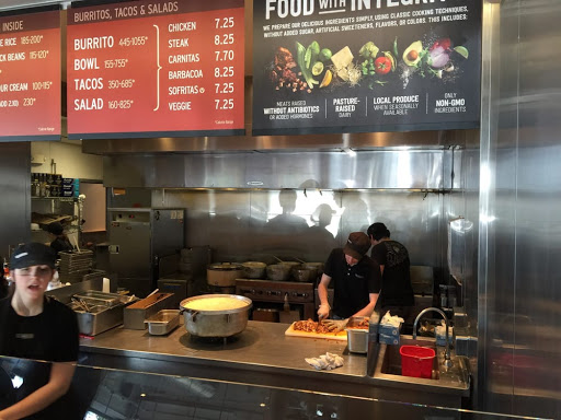 Mexican Restaurant «Chipotle Mexican Grill», reviews and photos, 901 Broadhollow Rd, Farmingdale, NY 11735, USA