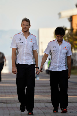 Дженсон Баттон и Серхио Перес гуляют по паддоку Йонама на Гран-при Кореи 2013
