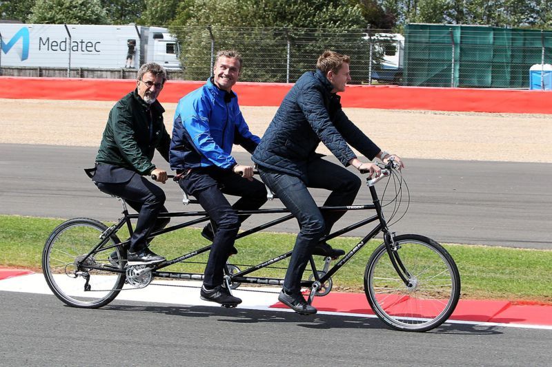 Комментаторы BBC Эдди Джордан, Дэвид Култхард и Джек Хамфри катаются на трёхместном велосипеде по обновлённому Сильверстоуну на Гран-при Великобритании 2011
