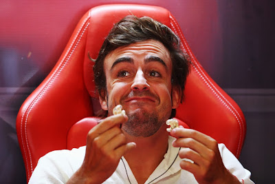 улыбающийся Фернандо Алонсо с наушниками на Гран-при Италии 2013