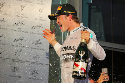Нико Росберг в шампанском на подиуме Гран-при Австралии 2014