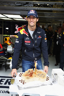 Марк Уэббер с горящим праздничным тортом на Гран-при Бельгии 2011