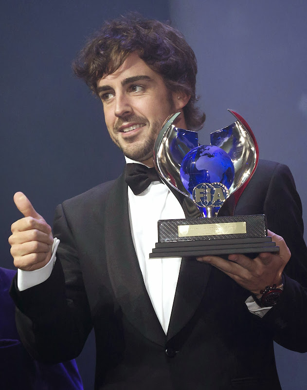 Фернандо Алонсо получает кубок за второе место в чемпионате на церемонии награждения FIA Gala 2013