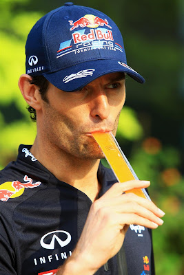 Марк Уэббер кушает фруктовый лед на Гран-при Малайзии 2012