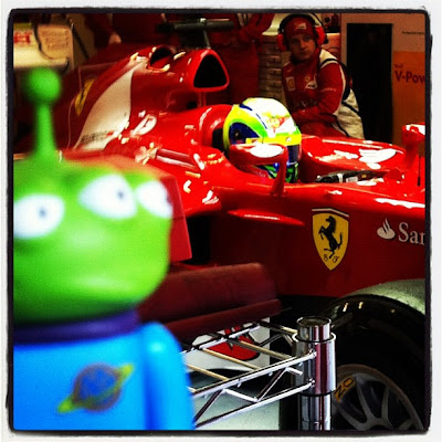 Toy Story Aliens и Фелипе Масса в боксах Ferrari на трассе Каталунья на предсезонных тестах 2012 в Барселоне