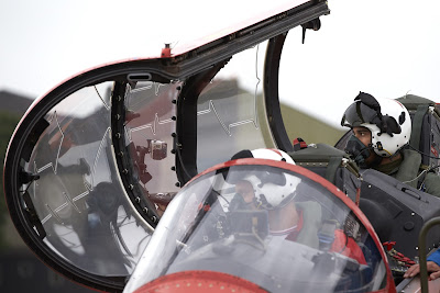 Льюис Хэмилтон в кокпите самолета Красных Стрелам Королевских ВВС Великобритании