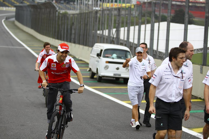 Фелипе Масса шутит на Михаэлем Шумахером на Гран-при Бразилии 2010