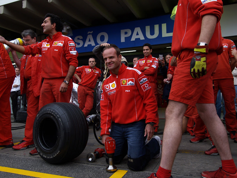 Рубенс Баррикелло на замене переднего колеса во время тренеровки пит-стопа Ferrari на Гран-при Бразилии 2004