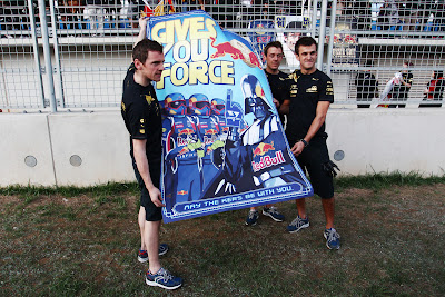 механики Red Bull с плакатом от своих болельщиков на Гран-при Кореи 2011