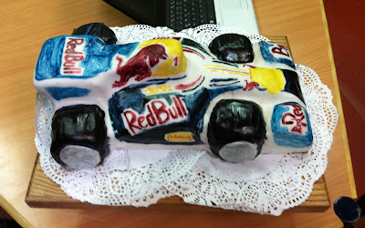 торт в виде болида Red Bull на день рождения 7-милетнему сынишке от @mawo_it