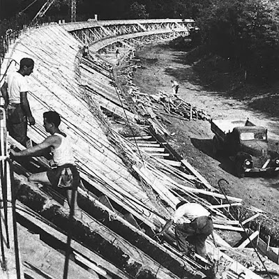 строительство бэнкинга Монцы - 1922 год - черно-белое фото 