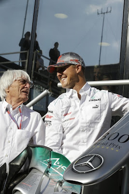 Михаэль Шумахер получает переднее крыло Mercedes в честь 300-ой гонки на Гран-при Бельгии 2012