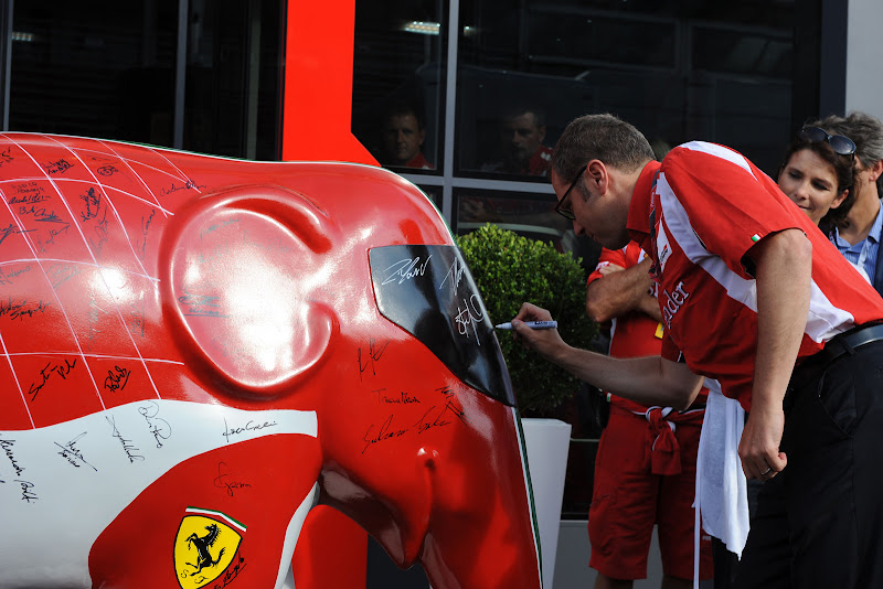 Стефано Доменикали подписывает слона Ferrari на Гран-при Италии 2011