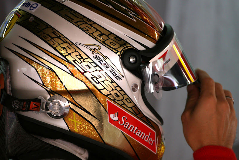 Фернандо Алонсо в особом шлеме на Гран-при Монако 2011