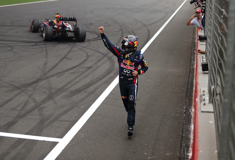 Себастьян Феттель празднует победу и титул на Гран-при Индии 2013