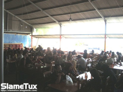Keramaian dari Pelanggan yang sedang Menikmati Bebek Sinjay