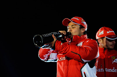 Фелипе Масса пьет победное шампанское на подиуме Wrooom 2012