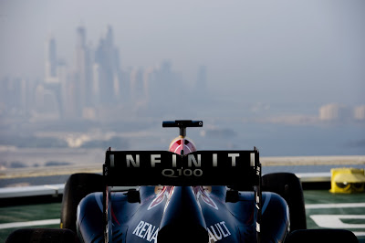 болид Red Bull на вертолетной площадке Бурдж-эль-Араб в Дубае перед Гран-при Абу-Даби 2013