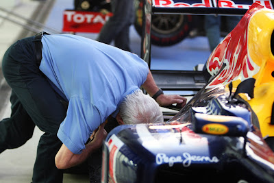Чарли Уайтинг копается в задней части Red Bull на Гран-при Кореи 2011
