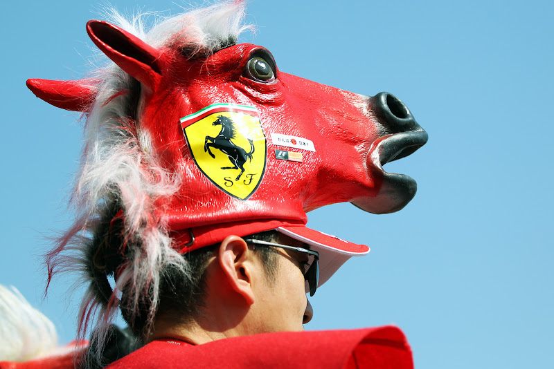 болельщик Ferrari с головой коня на Гран-при Японии 2011