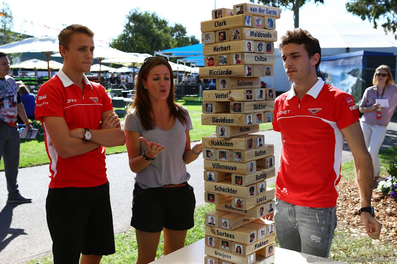 Макс Чилтон и Жюль Бьянки в компании с Натали Пинкхэм играют в Дженгу перед Гран-при Австралии 2013