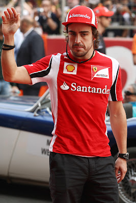 Фернандо Алонсо на параде пилотов Гран-при Индии 2011