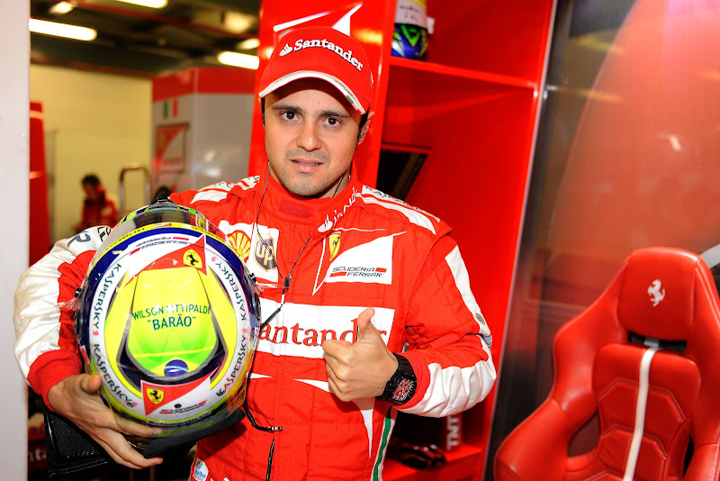 Фелипе Масса и шлем в память о Вилсоне Фиттипальди на Гран-при Австралии 2013