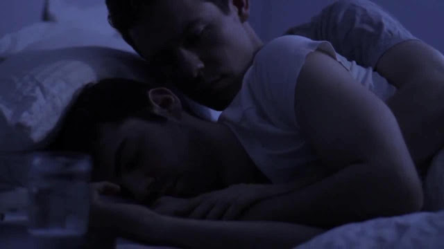 Мужчины на кровати насаживают на стволы белокурую мамашу с большой грудью