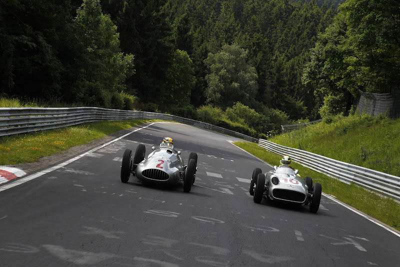 Нико Росберг и Льюис Хэмилтон на болидах Mercedes W196 и W154 на Нордшляйфе перед Гран-при Германии 2013