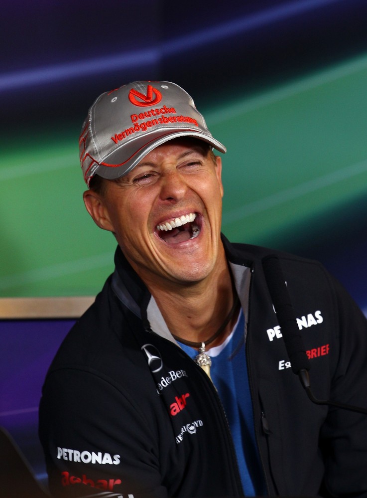 смеющийся Михаэль Шумахер на пресс-конференции Нюрбургринга на Гран-при Германии 2011 в четверг