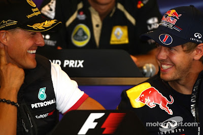 Михаэль Шумахер и Себастьян Феттель улыбаются на пресс-конференция Гран-при Бельгии 2011 в четверг