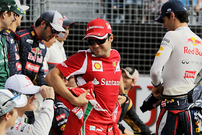 Фелипе Масса одевает комбинезон для групповой фотографии на Гран-при Австралии 2012