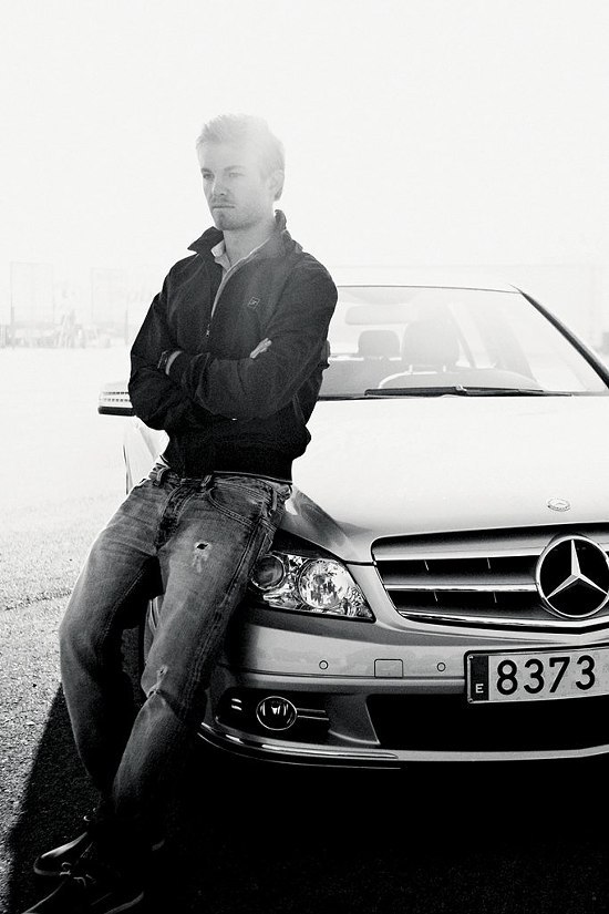 фотосессия Нико Росберга на фоне Mercedes для немецкого журнала GQ