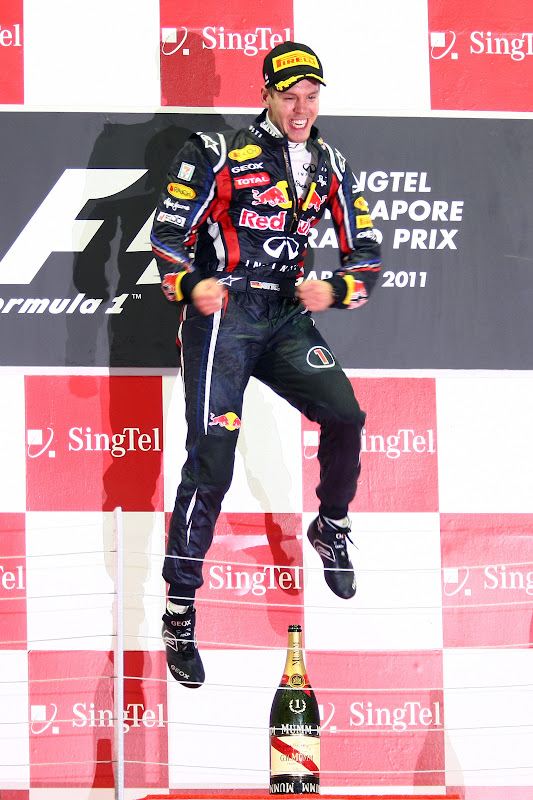 победный прыжок Себастьяна Феттеля на подиуме Гран-при Сингапура 2011