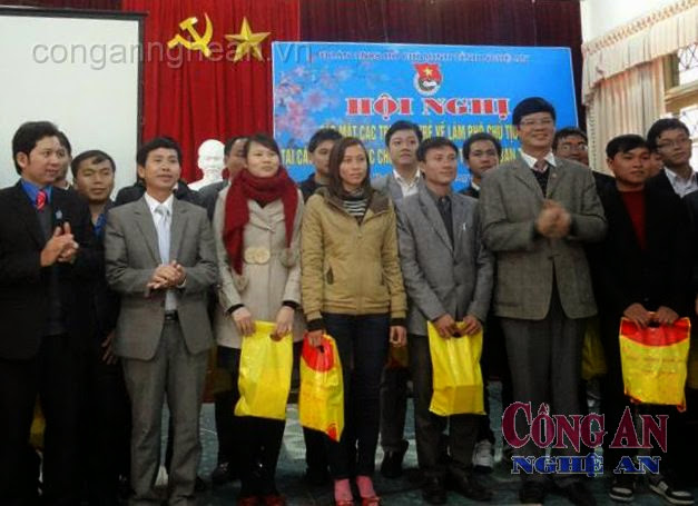 Phó Chủ tịch UBND tỉnh Lê Xuân Đại và Ban Thường vụ Tỉnh đoàn trao quà cho các đội viên trí thức trẻ