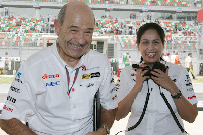 Петер Заубер и Мониша Кальтенборн смеются на Гран-при Индии 2011