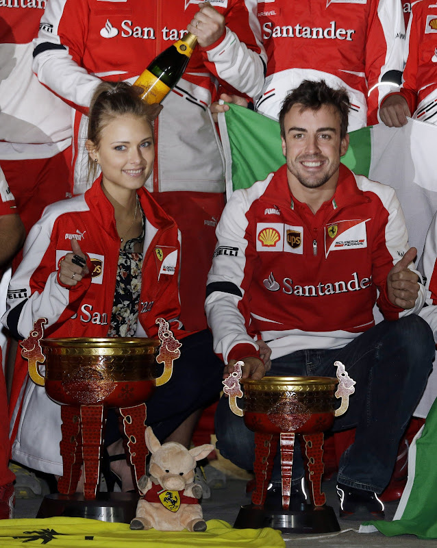 Даша Капустина и Фернандо Алонсо празднуют победу на Гран-при Китая 2013