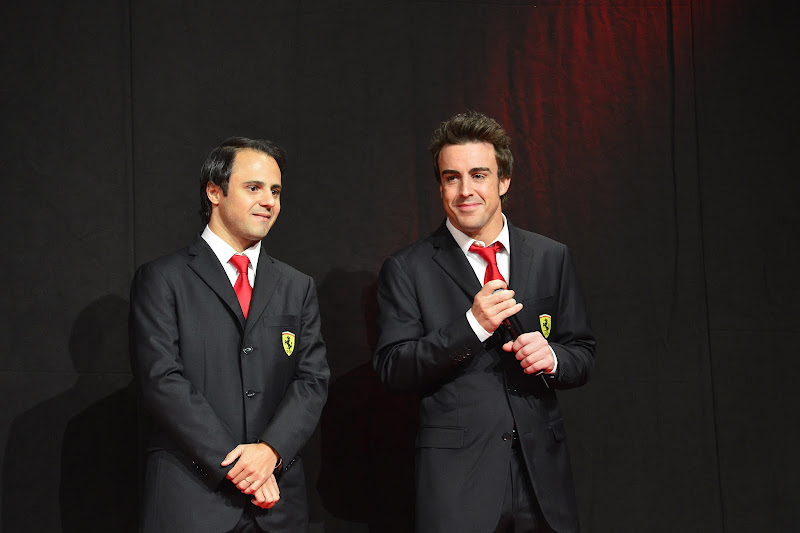 Фелипе Масса и Фернандо Алонсо в костюмах с красными галстуками на Ferrari Finali Mondiali в декабре 2013