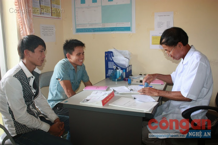 Bệnh nhân đến cơ sở điều trị bằng thuốc kháng virus ARV