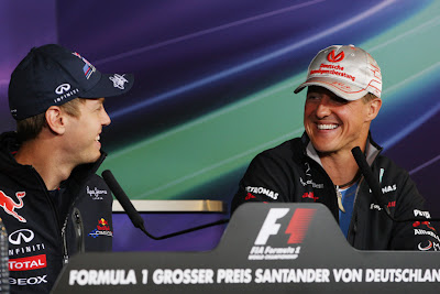 Себастьян Феттель и Михаэль Шумахер смеются на пресс-конференции Гран-при Германии 2011 в четверг