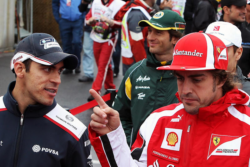 Фернандо Алонсо показывает указательный палец Пастору Мальдонадо на параде пилотов Монреаля на Гран-при Канады 2011