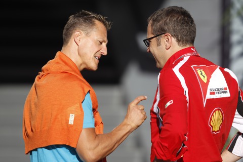 Михаэль Шумахер показывает Стефано Доменикали на Гран-при Италии 2011
