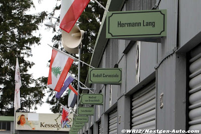 таблички над боксами: Герман Ланг, Рудольф Караччиола на Нюрбургринге во время уикэнда Гран-при Германии 2011