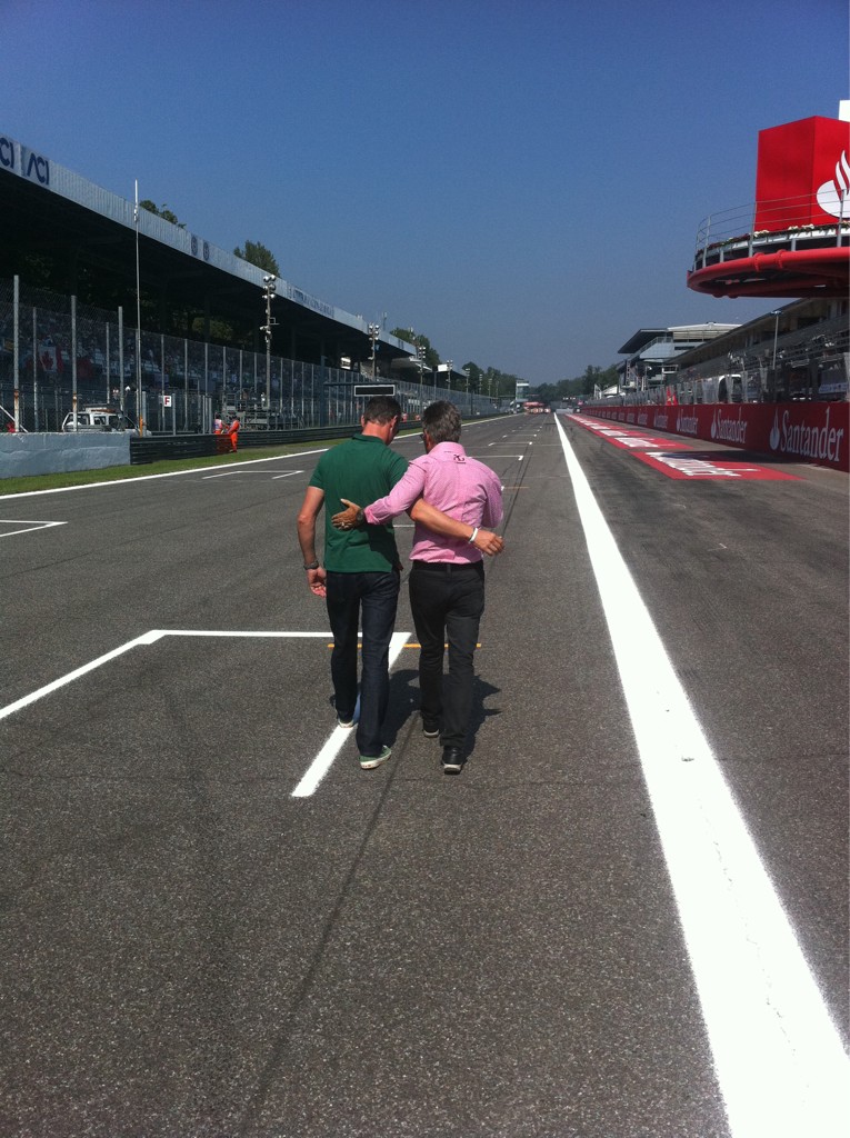 Дэвид Култхард и Эдди Джордан в обнимку идут по старт-финишной прямой Монцы на Гран-при Италии 2011