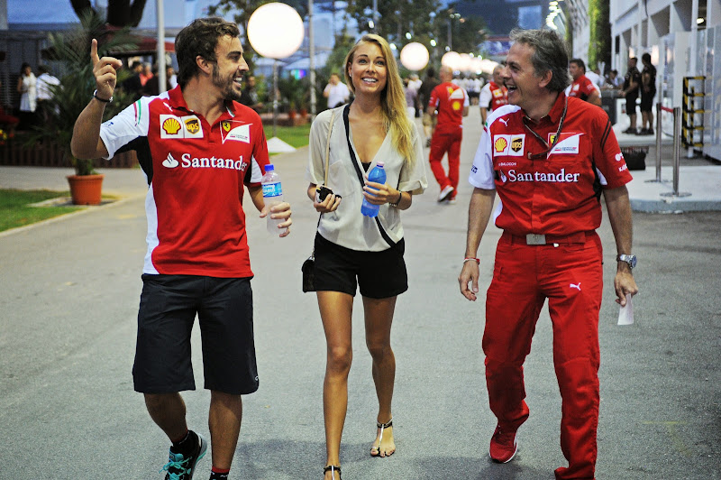 Фернандо Алонсо и Даша Капустина идут по паддоку Гран-при Сингапура 2014