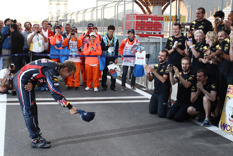 Себастьян Феттель снимает кепку и кланяется перед своей командой Red Bull на Гран-при Кореи 2011