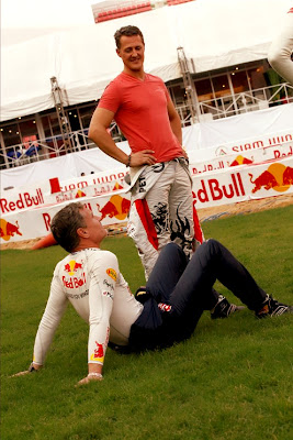 Дэвид Култхард и Михаэль Шумахер на газоне на Гонке чемпионов 2012