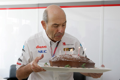 Петер Заубер задувает свечи на торте на Гран-при Кореи 2011