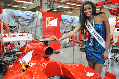Мисс Вселенная и болид Ferrari на Гран-при Сингапура 2011