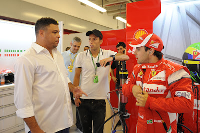 Роналдо и Фелипе Масса в боксах Ferrari на Гран-при Абу-Даби 2011